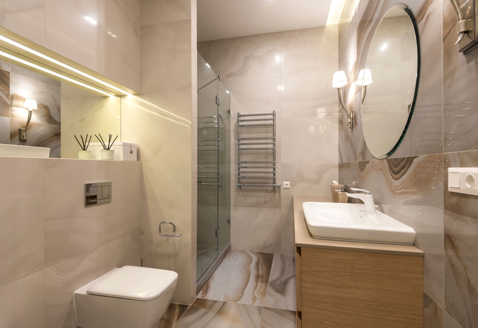 Doccia walk-in e sanitari sospesi